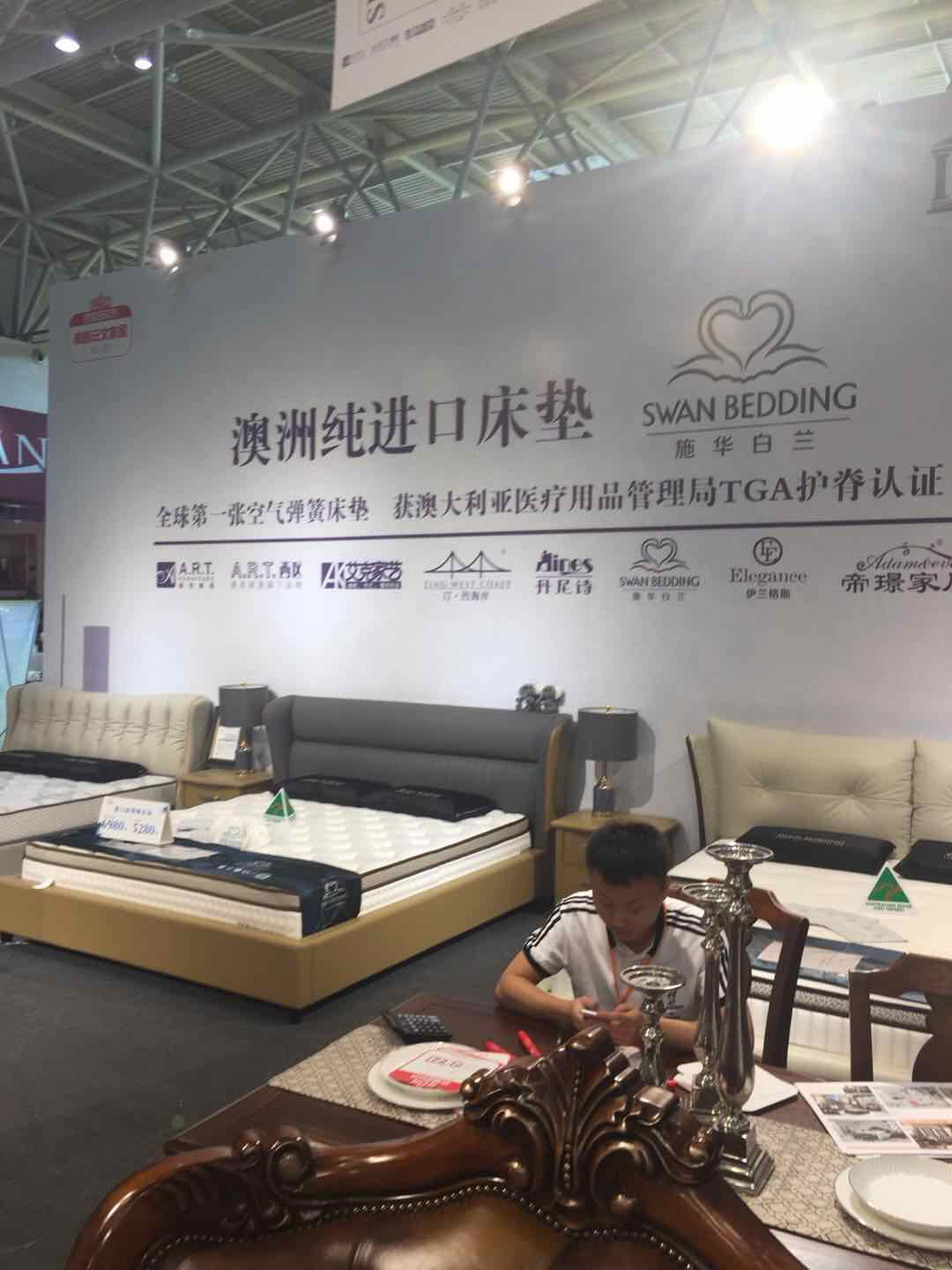 施华白兰展位